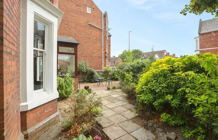 2 Avondale Road, Chesterfield S40 4TF