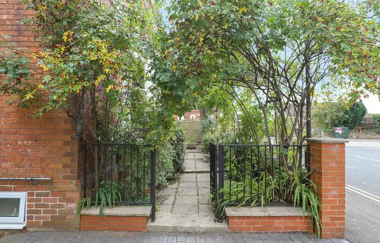 2 Avondale Road, Chesterfield S40 4TF