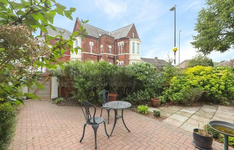 2 Avondale Road, Chesterfield S40 4TF