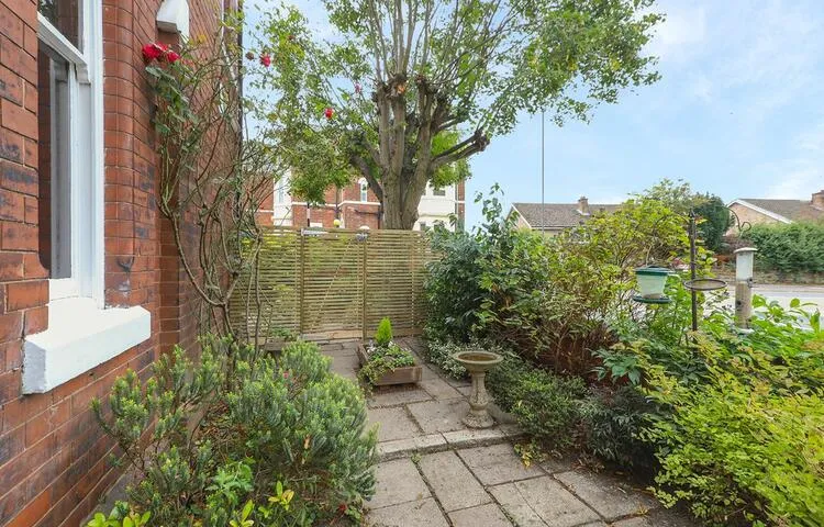 2 Avondale Road, Chesterfield S40 4TF