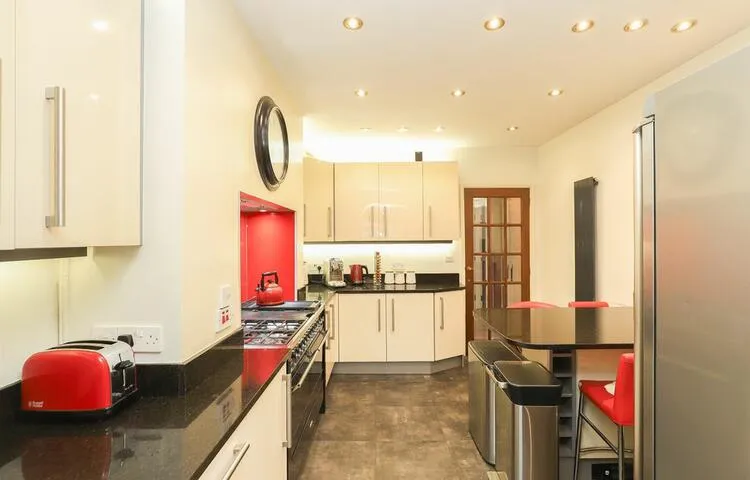 2 Avondale Road, Chesterfield S40 4TF