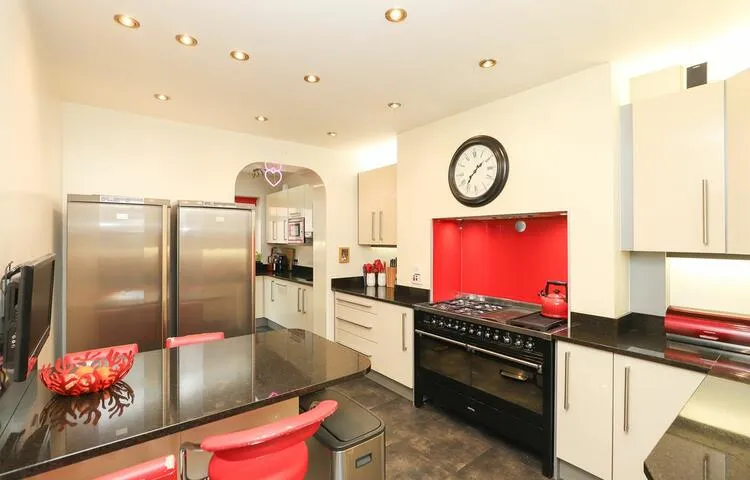 2 Avondale Road, Chesterfield S40 4TF