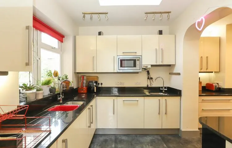 2 Avondale Road, Chesterfield S40 4TF