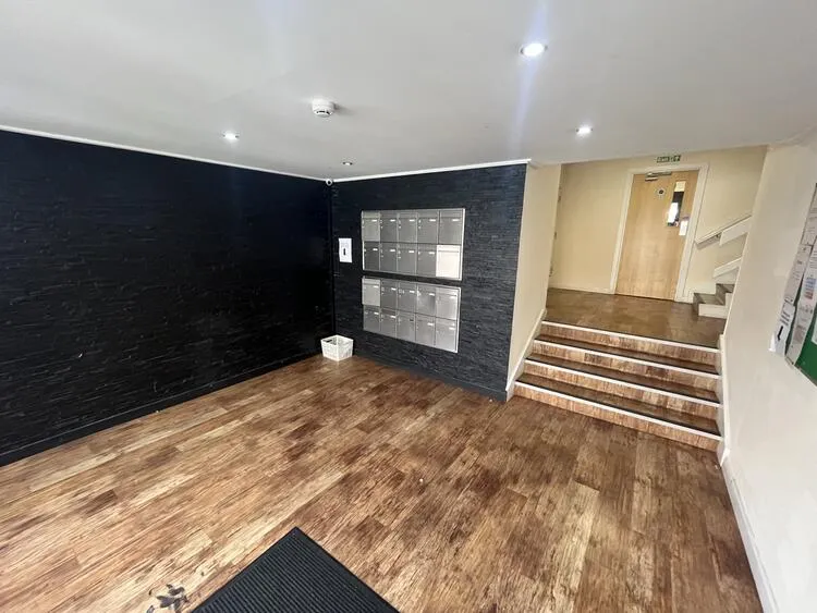 Flat 6, 80 The Parade, Oadby, Leicester LE2 5BF