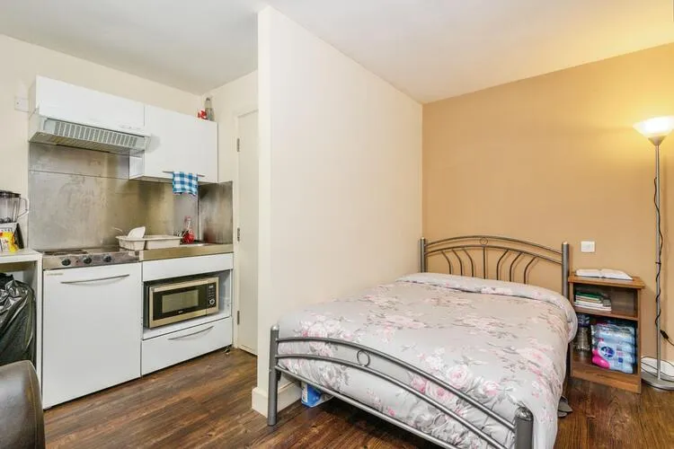 Studio 5, St. Anns Lodge, St. Anns Lane, Leeds LS4 2SJ