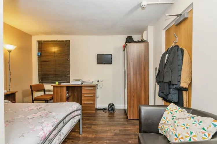 Studio 5, St. Anns Lodge, St. Anns Lane, Leeds LS4 2SJ