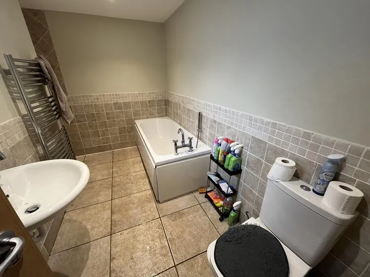 Flats A & B, 70 Cavendish Road, Aylestone, Leicester LE2 7PH