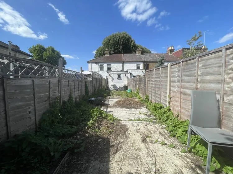 60 The Avenue, Egham TW20 9AD