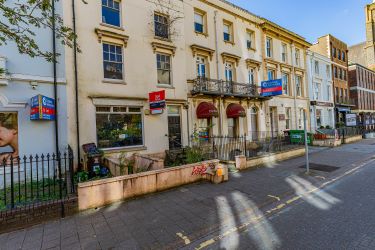 Four storey Grade II property in the heart of Cardiff city centre with recently awarded planning for conversion to a ground floor and basement commercial unit and three spacious aprtments. (Ref 23/02039/LBC)
