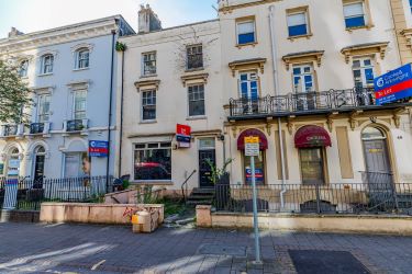 Four storey Grade II property in the heart of Cardiff city centre with recently awarded planning for conversion to a ground floor and basement commercial unit and three spacious aprtments. (Ref 23/02039/LBC)