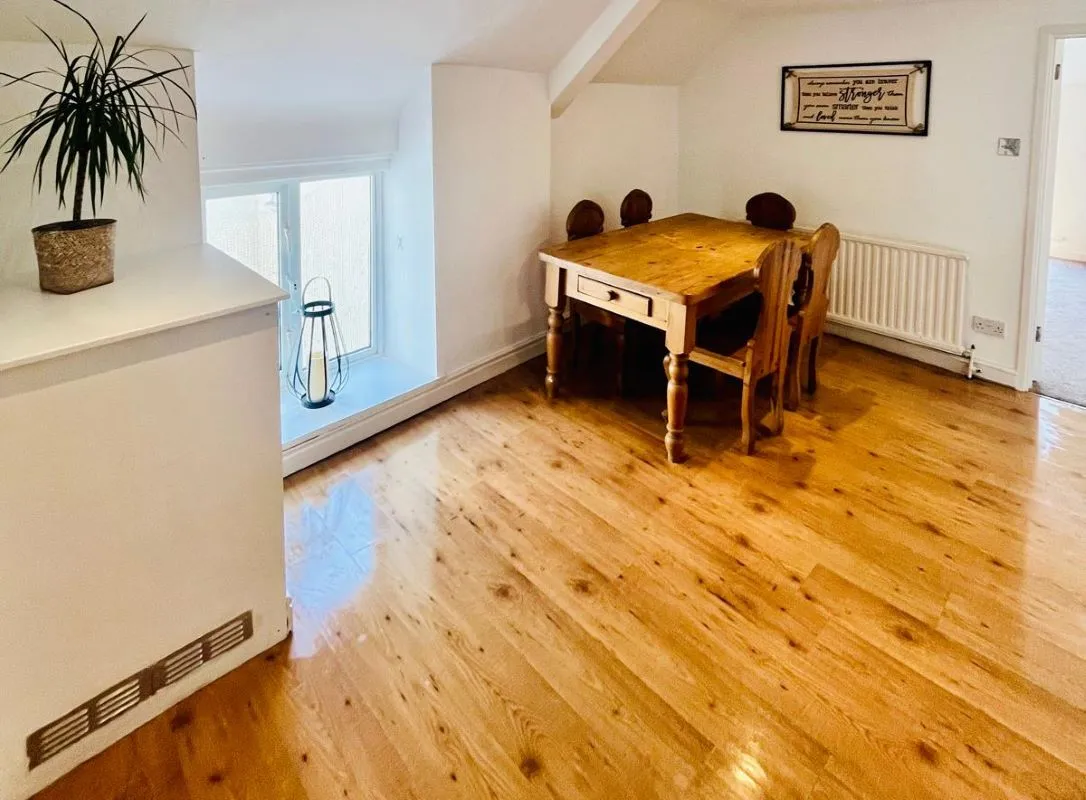 Two bedroom flat occupying the second floor of a mixed-use period building occupying a high street presence in Chepstow producing an attractive approx. 10.3%. gross net yield.