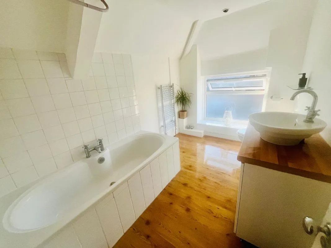 Two bedroom flat occupying the second floor of a mixed-use period building occupying a high street presence in Chepstow producing an attractive approx. 10.3%. gross net yield.