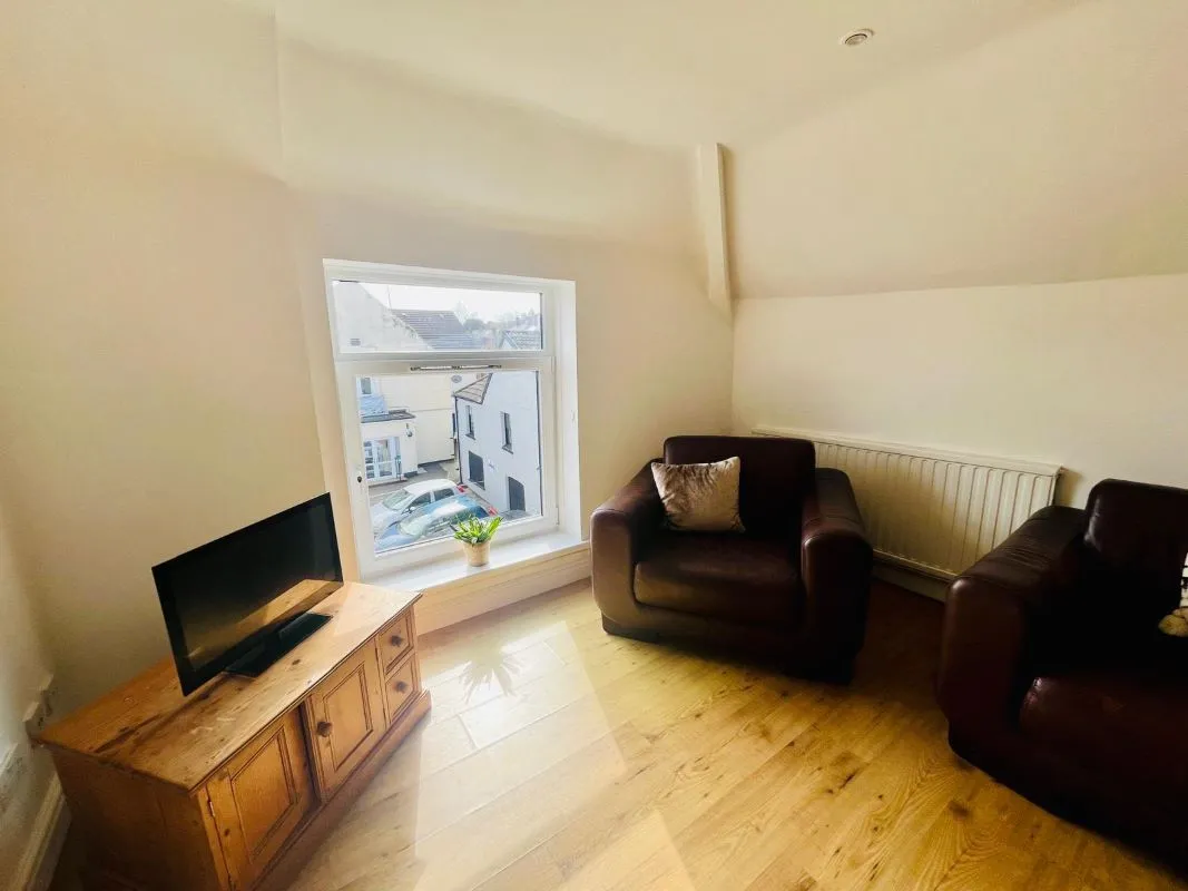 Two bedroom flat occupying the second floor of a mixed-use period building occupying a high street presence in Chepstow producing an attractive approx. 10.3%. gross net yield.