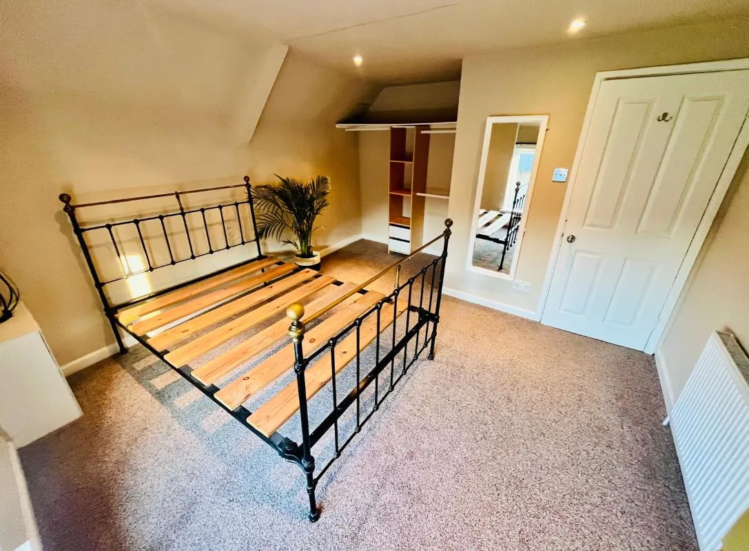 Two bedroom flat occupying the second floor of a mixed-use period building occupying a high street presence in Chepstow producing an attractive approx. 10.3%. gross net yield.