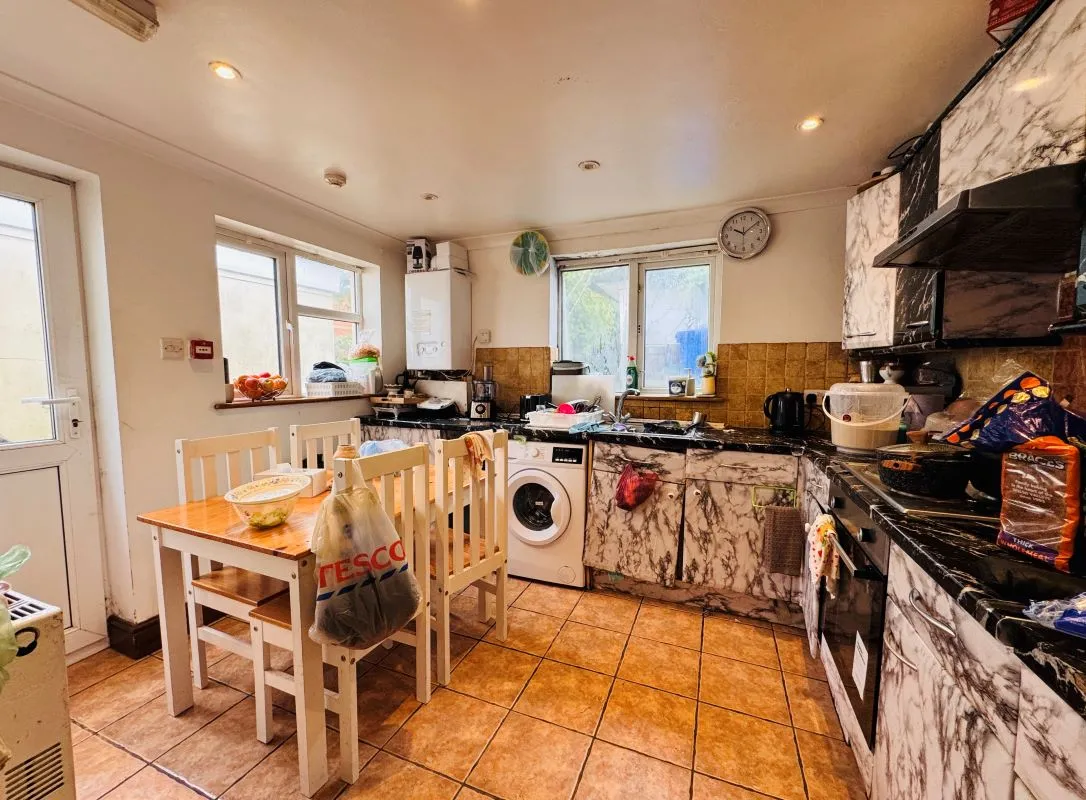 Investment opportunity to acquire this mid terraced property consisting of 2x2 bed flats and x1 Studio flat on South Luton Place in Cardiff representing an initial gross yield of circa. 10.5%.