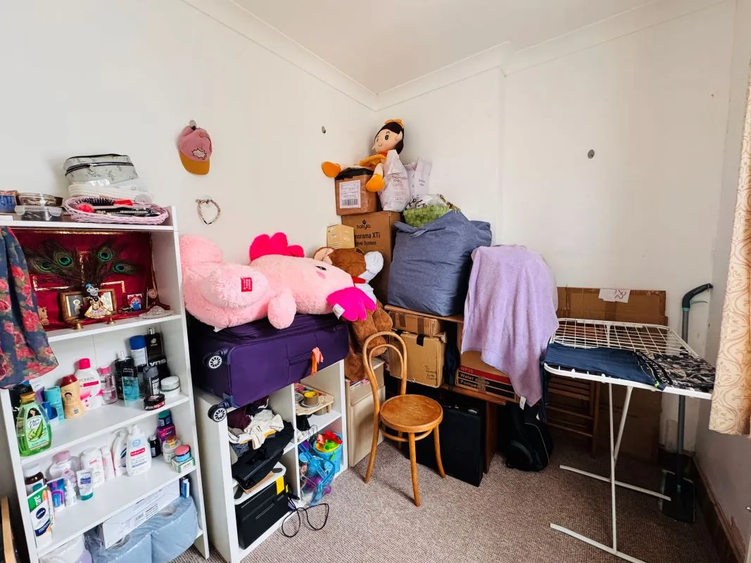 Investment opportunity to acquire this mid terraced property consisting of 2x2 bed flats and x1 Studio flat on South Luton Place in Cardiff representing an initial gross yield of circa. 10.5%.