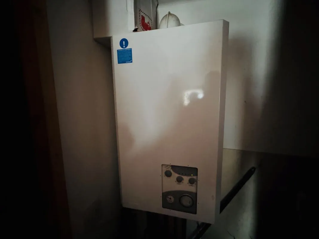 Investment opportunity to acquire this mid terraced property consisting of 2x2 bed flats and x1 Studio flat on South Luton Place in Cardiff representing an initial gross yield of circa. 10.5%.