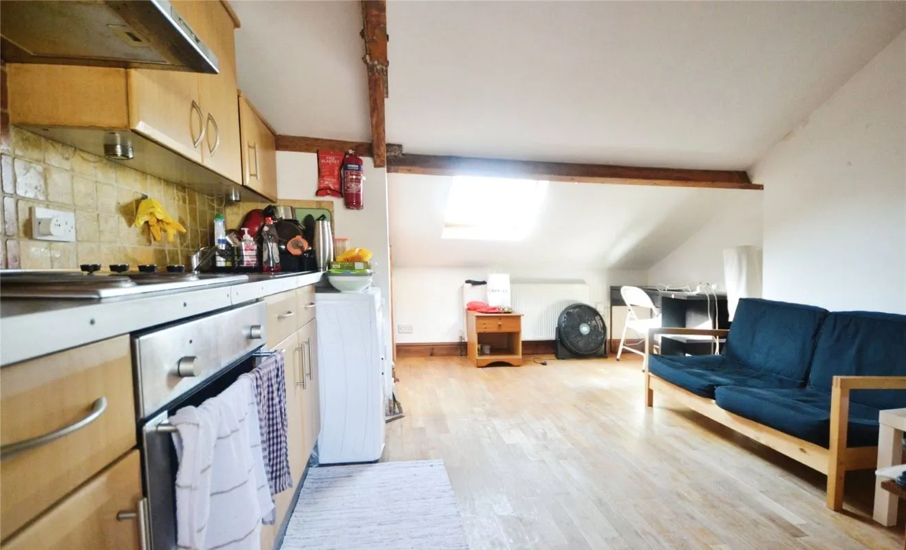 Investment opportunity to acquire this mid terraced property consisting of 2x2 bed flats and x1 Studio flat on South Luton Place in Cardiff representing an initial gross yield of circa. 10.5%.