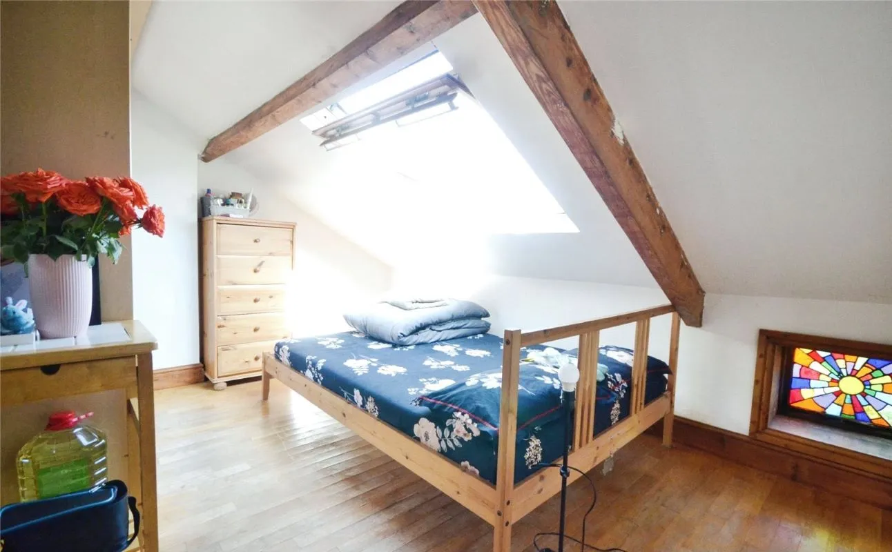 Investment opportunity to acquire this mid terraced property consisting of 2x2 bed flats and x1 Studio flat on South Luton Place in Cardiff representing an initial gross yield of circa. 10.5%.