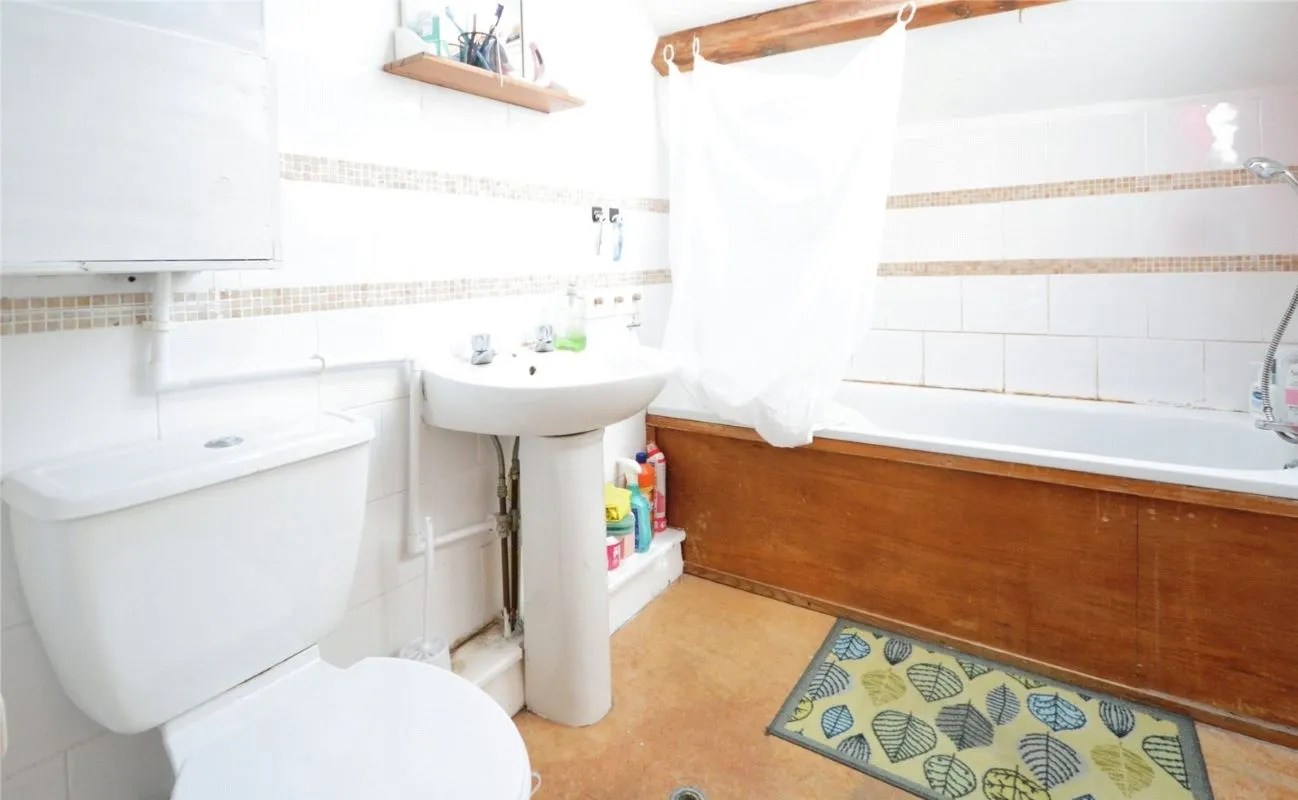 Investment opportunity to acquire this mid terraced property consisting of 2x2 bed flats and x1 Studio flat on South Luton Place in Cardiff representing an initial gross yield of circa. 10.5%.