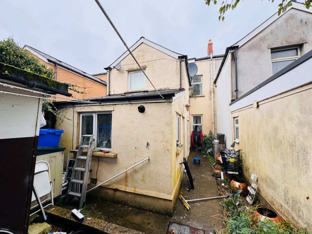 Investment opportunity to acquire this mid terraced property consisting of 2x2 bed flats and x1 Studio flat on South Luton Place in Cardiff representing an initial gross yield of circa. 10.5%.