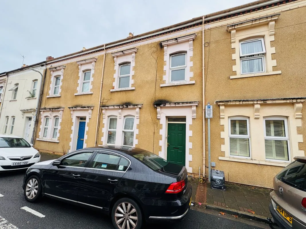 Investment opportunity to acquire this mid terraced property consisting of 2x2 bed flats and x1 Studio flat on South Luton Place in Cardiff representing an initial gross yield of circa. 10.5%.