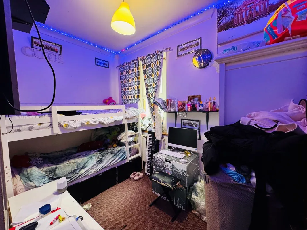 Investment opportunity to acquire this mid terraced property consisting of 2x2 bed flats and x1 Studio flat on South Luton Place in Cardiff representing an initial gross yield of circa. 10.5%.