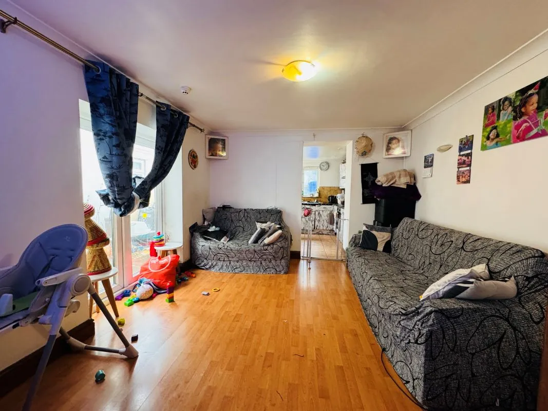 Investment opportunity to acquire this mid terraced property consisting of 2x2 bed flats and x1 Studio flat on South Luton Place in Cardiff representing an initial gross yield of circa. 10.5%.