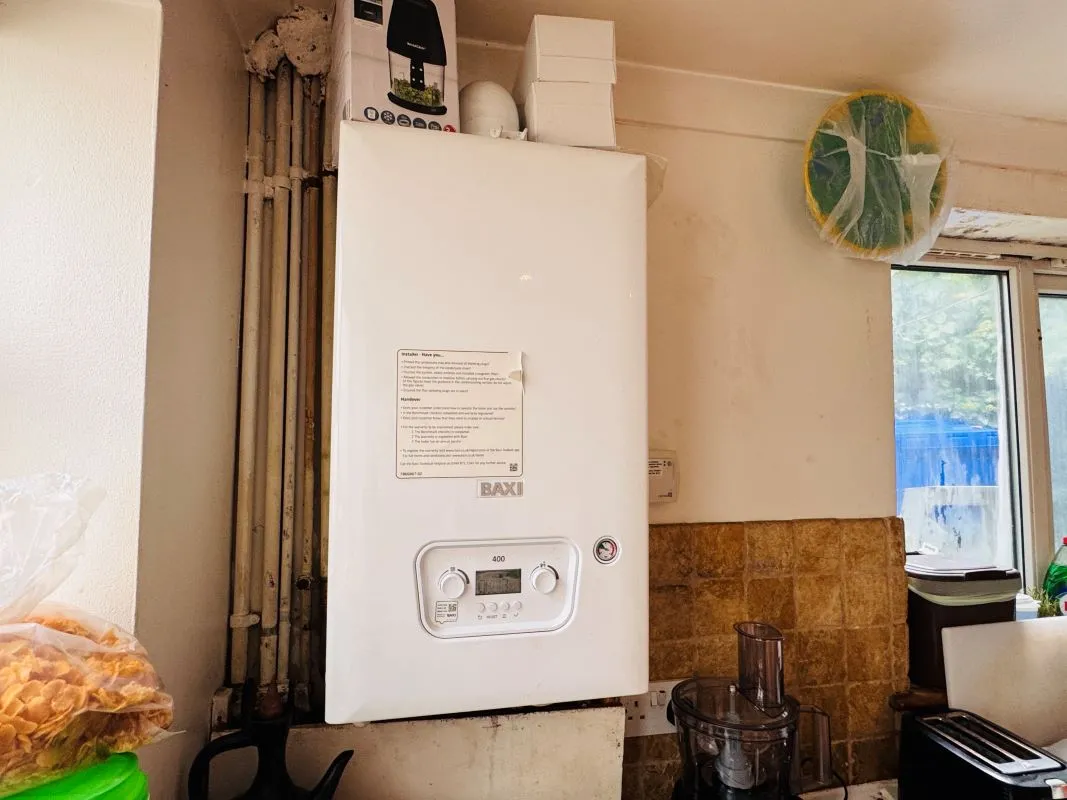 Investment opportunity to acquire this mid terraced property consisting of 2x2 bed flats and x1 Studio flat on South Luton Place in Cardiff representing an initial gross yield of circa. 10.5%.