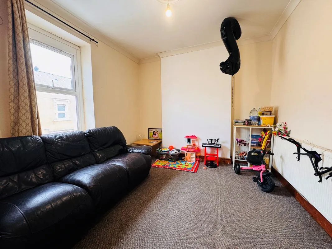 Investment opportunity to acquire this mid terraced property consisting of 2x2 bed flats and x1 Studio flat on South Luton Place in Cardiff representing an initial gross yield of circa. 10.5%.