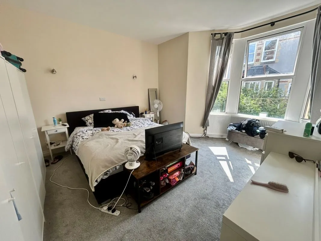 Substantial and recently refurbished residential investment in sought after Penarth location. Informed rental income of £55,140pa representing an Initial Gross Yield of 10%.