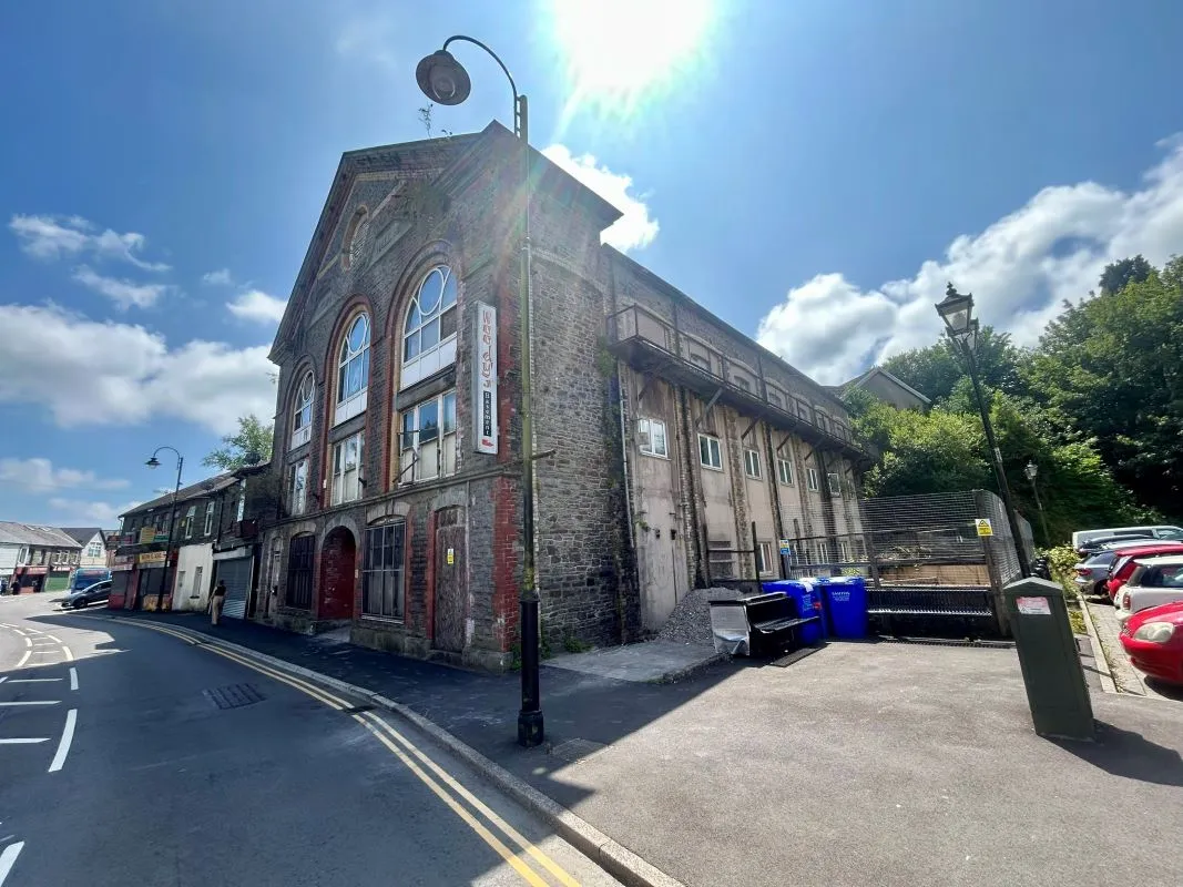 Substantial three storey building on the edge of Tonypandy town centre. Full planning permission awarded for the conversion to 18 residential units and 5 commercial units. Planning ref - 15/1055/FUL