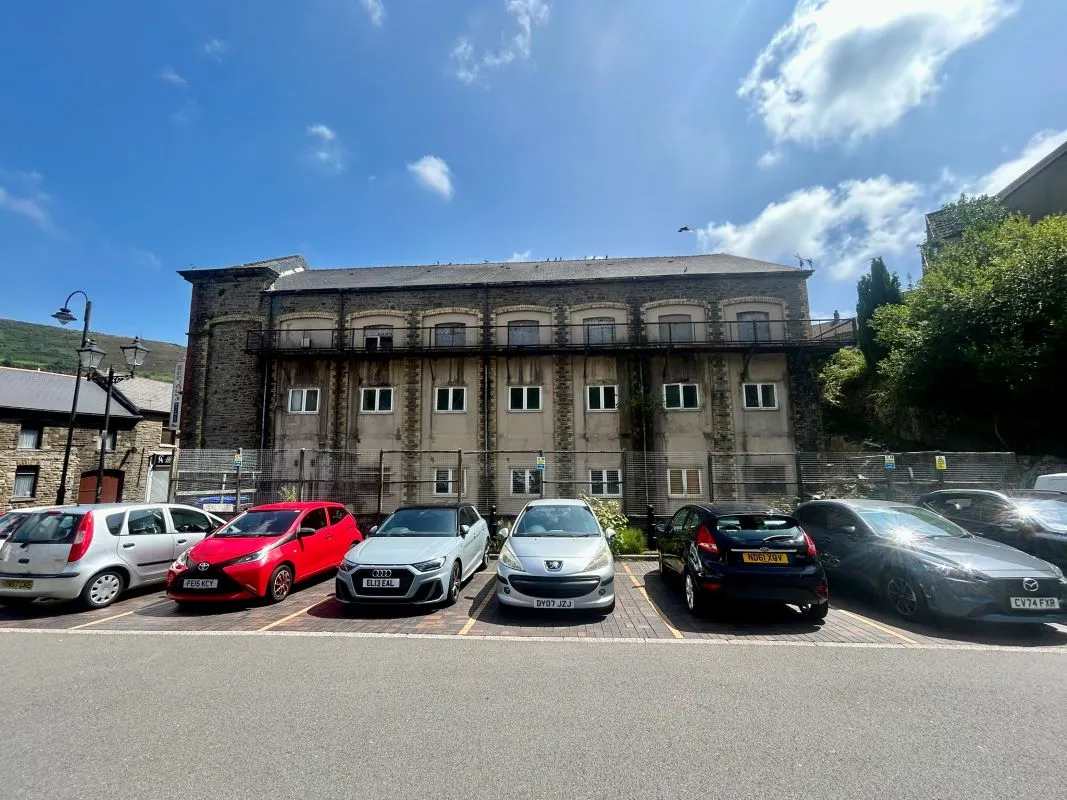 Substantial three storey building on the edge of Tonypandy town centre. Full planning permission awarded for the conversion to 18 residential units and 5 commercial units. Planning ref - 15/1055/FUL