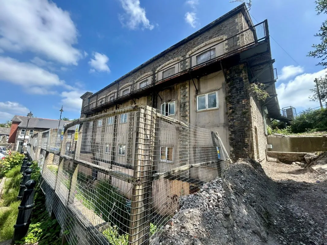 Substantial three storey building on the edge of Tonypandy town centre. Full planning permission awarded for the conversion to 18 residential units and 5 commercial units. Planning ref - 15/1055/FUL