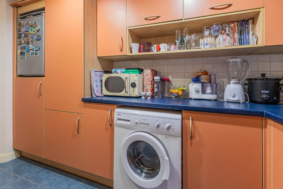 Two bedroom apartment in Adventurers Quay in Cardiff Bay offering secure living with stunning views over the River Taff and surrounding area producing an approx. 7.1% gross net yield.