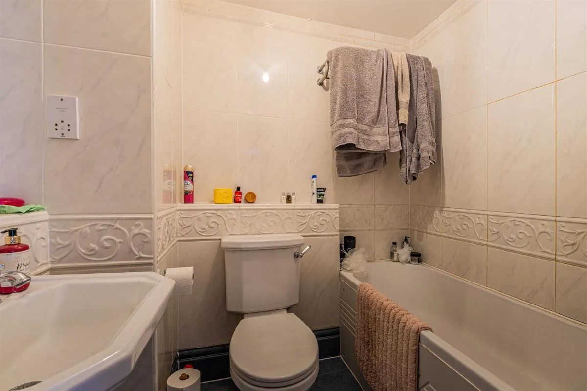 Two bedroom apartment in Adventurers Quay in Cardiff Bay offering secure living with stunning views over the River Taff and surrounding area producing an approx. 7.1% gross net yield.