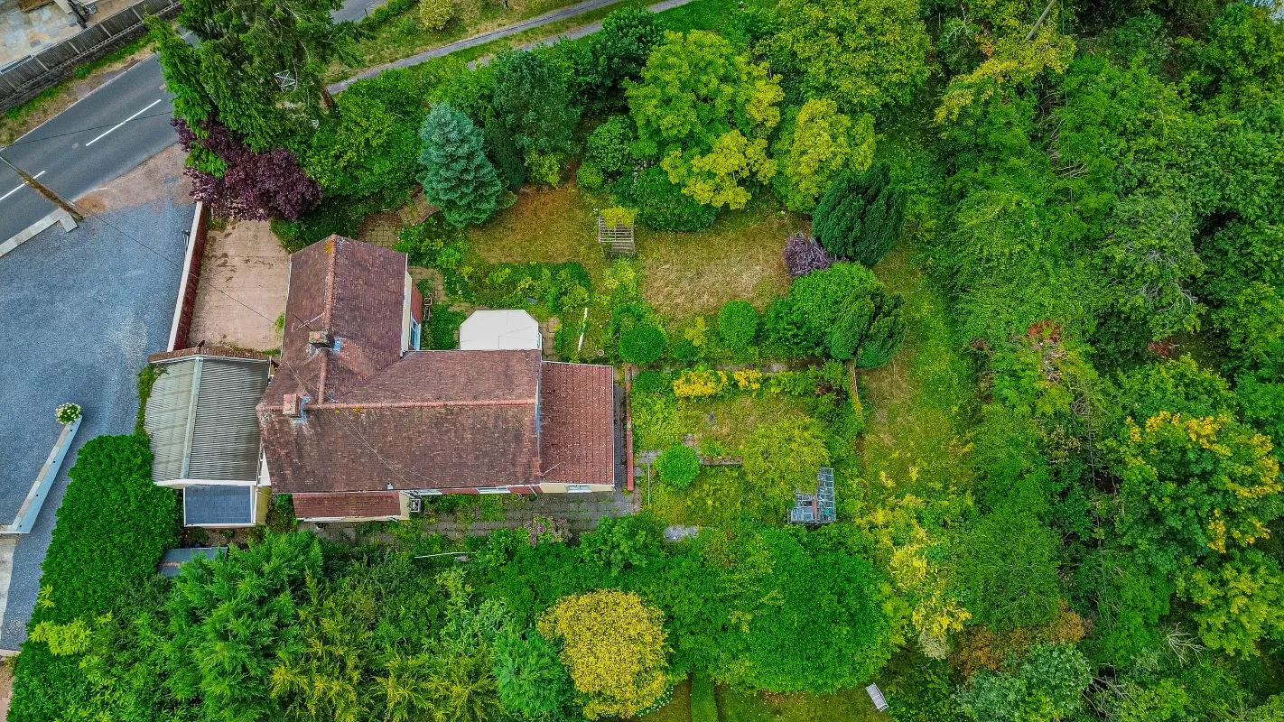 A substantial, four bedroom home in a generous plot with a driveway and double garage. Located on the edge of this popular village close to Abergavenny. In need of repair and improvement throughout.