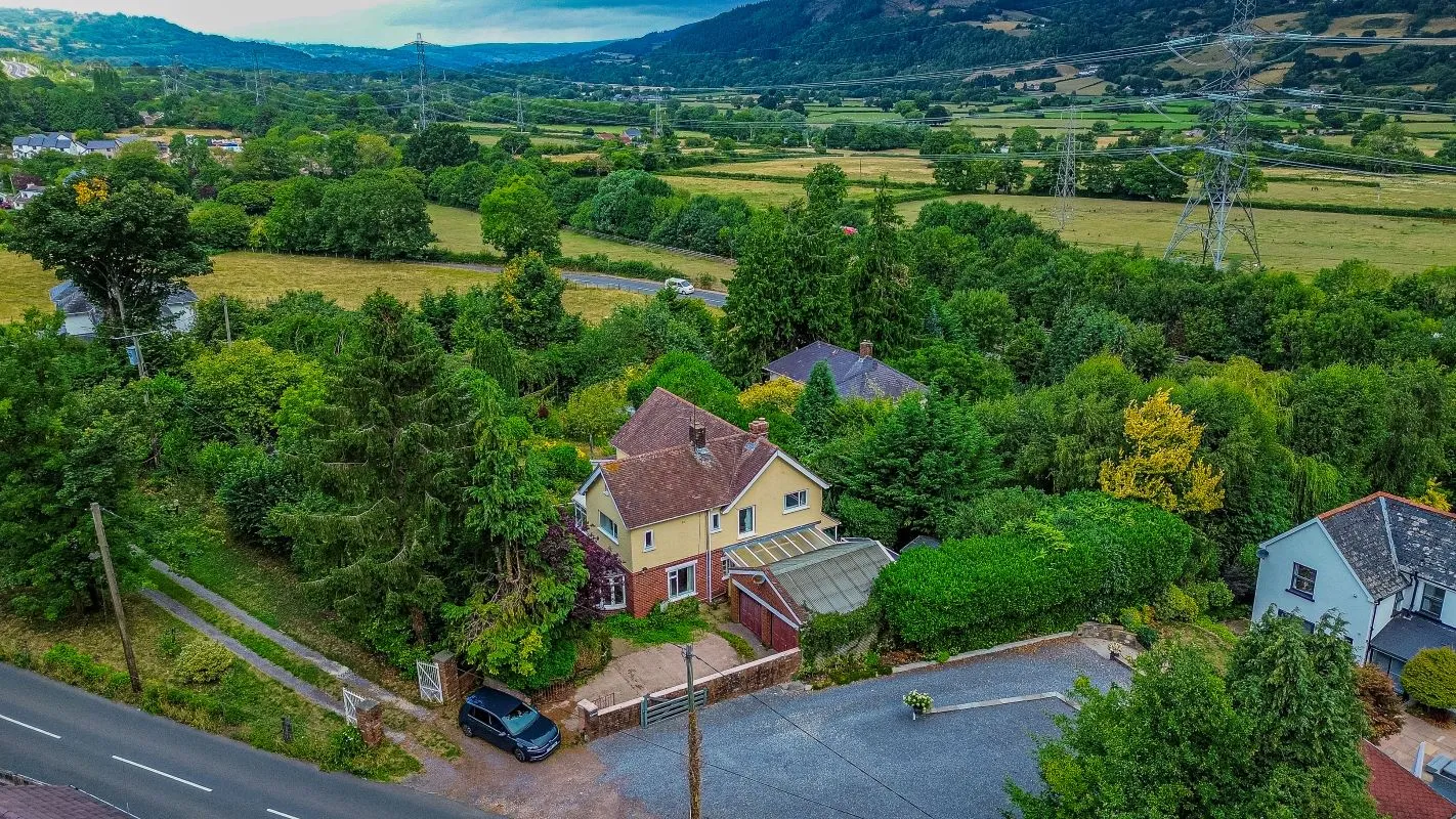 A substantial, four bedroom home in a generous plot with a driveway and double garage. Located on the edge of this popular village close to Abergavenny. In need of repair and improvement throughout.