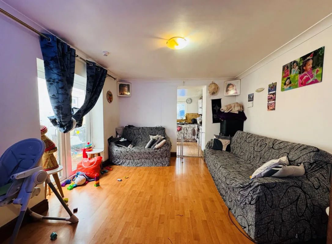 Investment opportunity to acquire this mid terraced property consisting of 2x2 bed flats and x1 Studio flat on South Luton Place in Cardiff representing an initial gross yield of circa. 10.5%.