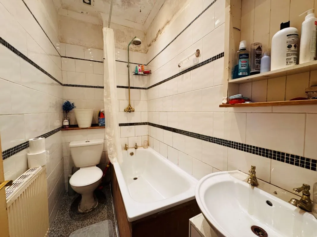 Investment opportunity to acquire this mid terraced property consisting of 2x2 bed flats and x1 Studio flat on South Luton Place in Cardiff representing an initial gross yield of circa. 10.5%.