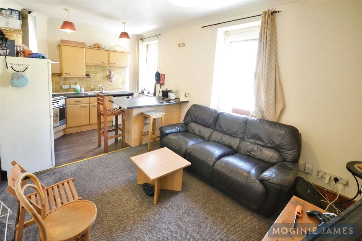 Investment opportunity to acquire this mid terraced property consisting of 2x2 bed flats and x1 Studio flat on South Luton Place in Cardiff representing an initial gross yield of circa. 10.5%.