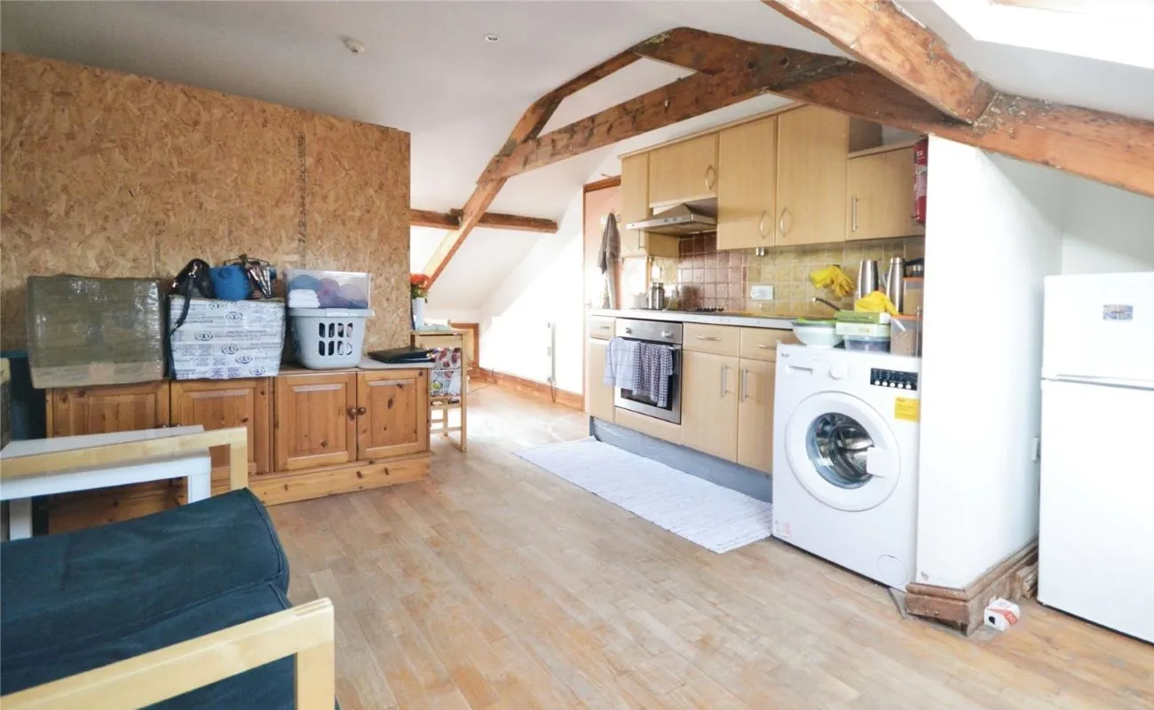 Investment opportunity to acquire this mid terraced property consisting of 2x2 bed flats and x1 Studio flat on South Luton Place in Cardiff representing an initial gross yield of circa. 10.5%.