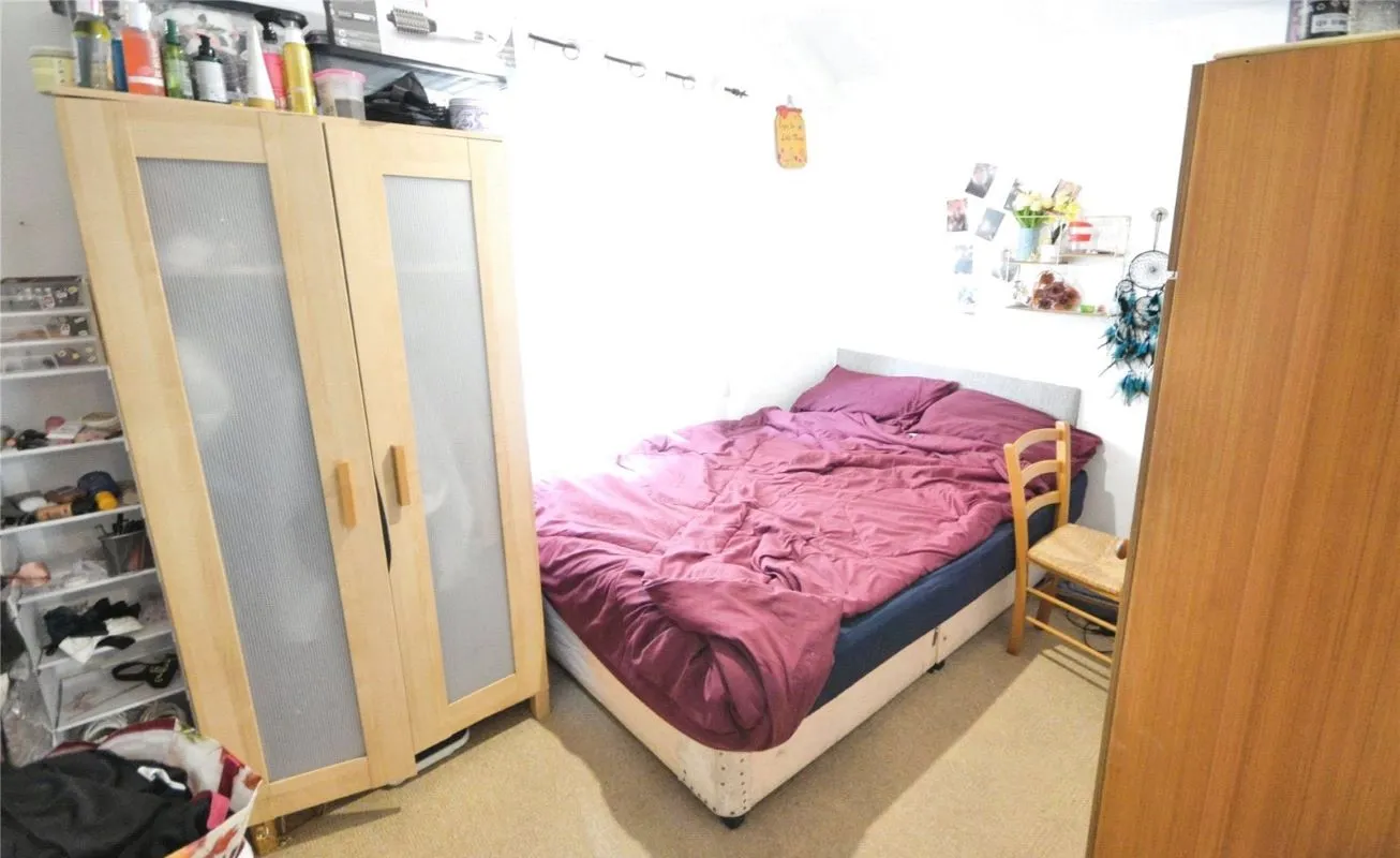 Investment opportunity to acquire this mid terraced property consisting of 2x2 bed flats and x1 Studio flat on South Luton Place in Cardiff representing an initial gross yield of circa. 10.5%.