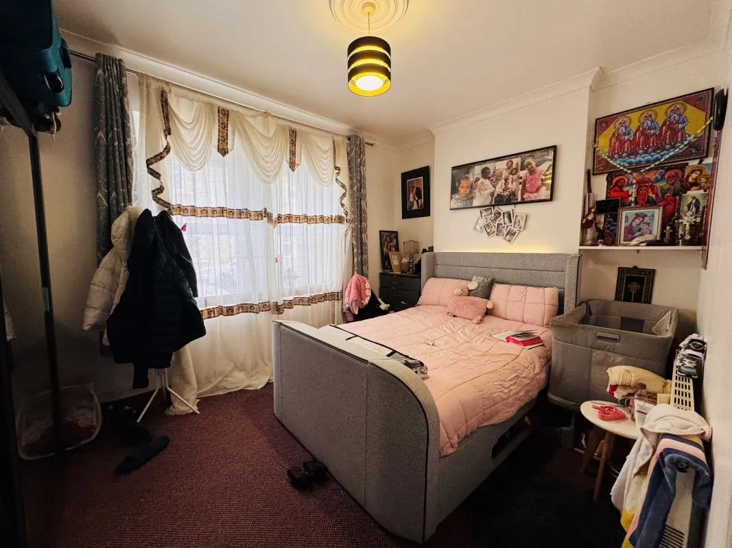 Investment opportunity to acquire this mid terraced property consisting of 2x2 bed flats and x1 Studio flat on South Luton Place in Cardiff representing an initial gross yield of circa. 10.5%.