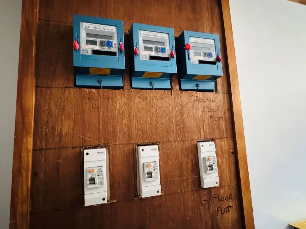 Investment opportunity to acquire this mid terraced property consisting of 2x2 bed flats and x1 Studio flat on South Luton Place in Cardiff representing an initial gross yield of circa. 10.5%.