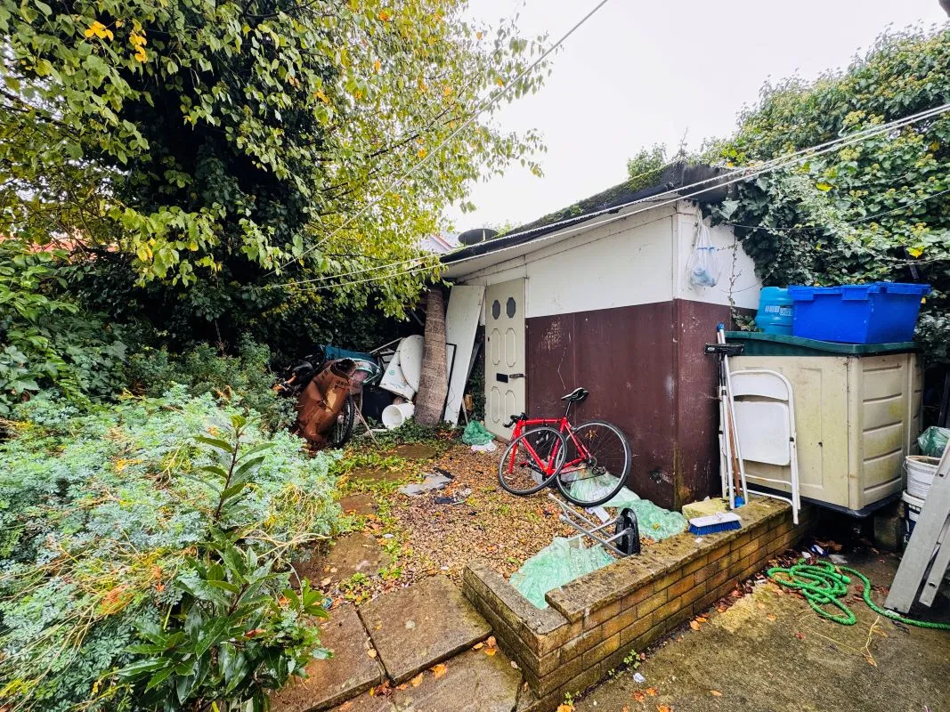 Investment opportunity to acquire this mid terraced property consisting of 2x2 bed flats and x1 Studio flat on South Luton Place in Cardiff representing an initial gross yield of circa. 10.5%.