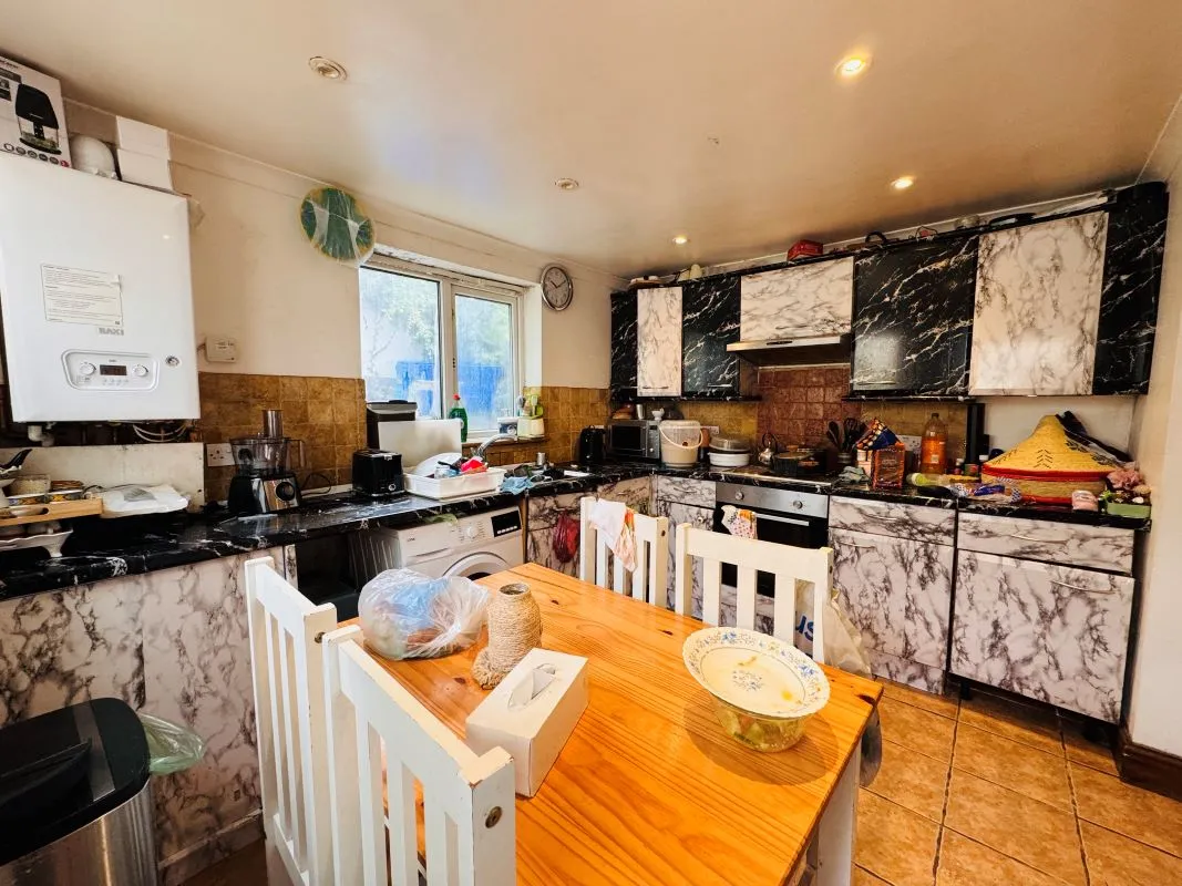 Investment opportunity to acquire this mid terraced property consisting of 2x2 bed flats and x1 Studio flat on South Luton Place in Cardiff representing an initial gross yield of circa. 10.5%.