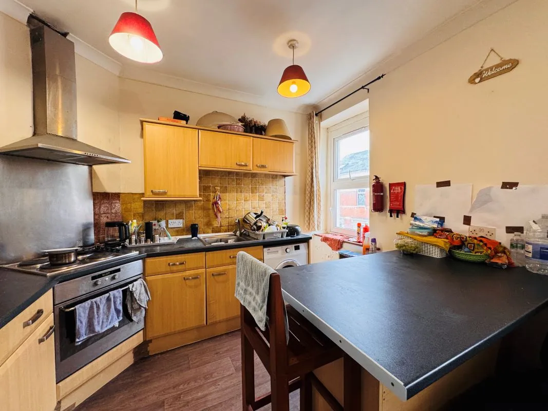 Investment opportunity to acquire this mid terraced property consisting of 2x2 bed flats and x1 Studio flat on South Luton Place in Cardiff representing an initial gross yield of circa. 10.5%.