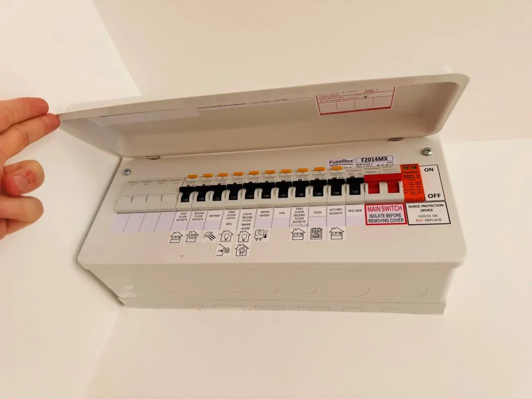 Investment opportunity to purchase a recently renovated split leveled duplex two bedroom flat located on Broadway and within short distance to the city centre.