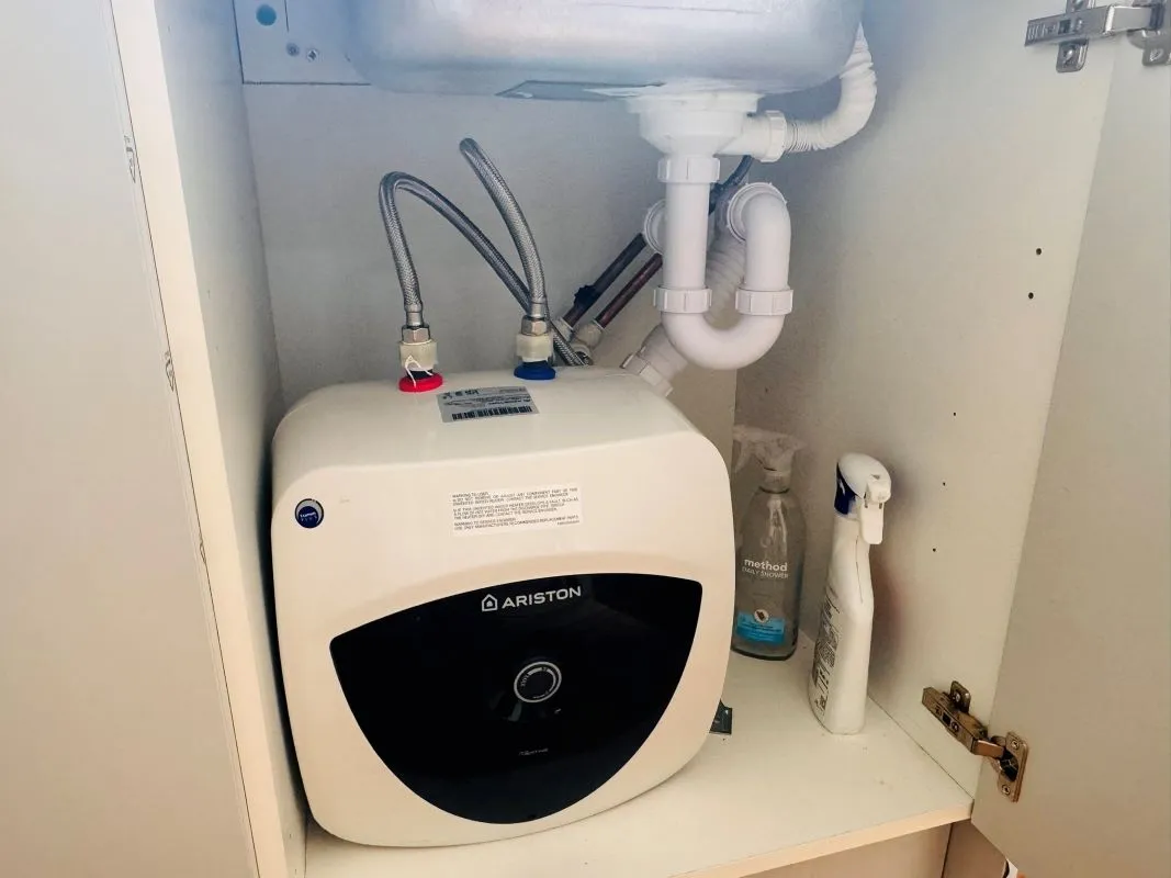 Investment opportunity to purchase a recently renovated split leveled duplex two bedroom flat located on Broadway and within short distance to the city centre.